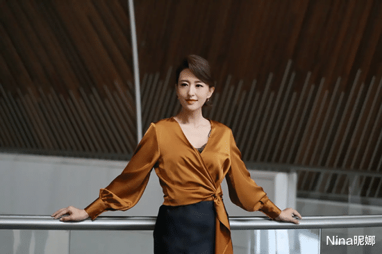 张蕾|央视女主持天团合体，张蕾穿职场装像“女干部”，167朱迅个矮霸气站C位