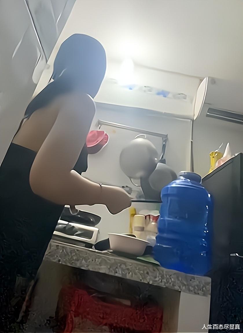 小伙花8万彩礼娶老婆,结果连饭都不会做,拿锅盖跟拆地雷一样