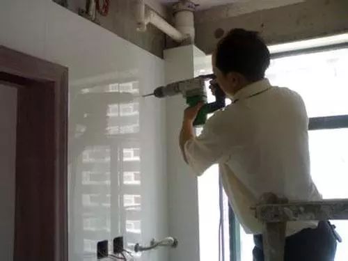 怎么墙面和瓷砖上钻孔打眼不开裂?听有经验老师傅怎么说!超管用
