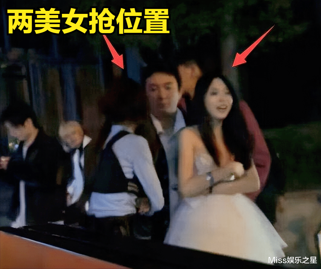 王思聪|王思聪现身酒吧门口,两名女子当众争抢位置,网友称现场堪比选妃