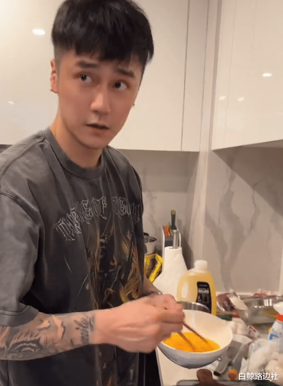 蒋劲夫|31岁蒋劲夫为自己下厨庆生！菜肴丰盛厨艺获赞，打扮时尚帅气依旧