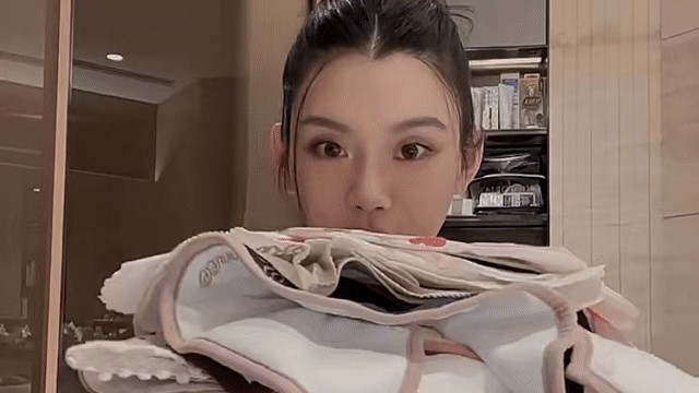 护肤 奚梦瑶晒女儿定制款口水巾！花费上千元豪购13条，身后护肤品抢眼