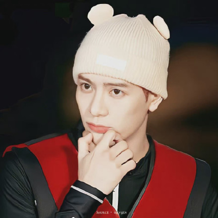 王嘉尔|王嘉尔公司发布声明,回应和两位美女过夜,称严重侵犯艺人隐私