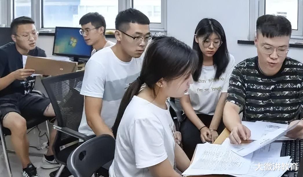 穿衣搭配|首批00后毕业了：“哪有什么岁月静好，都是有人在替我们寻衅滋事”