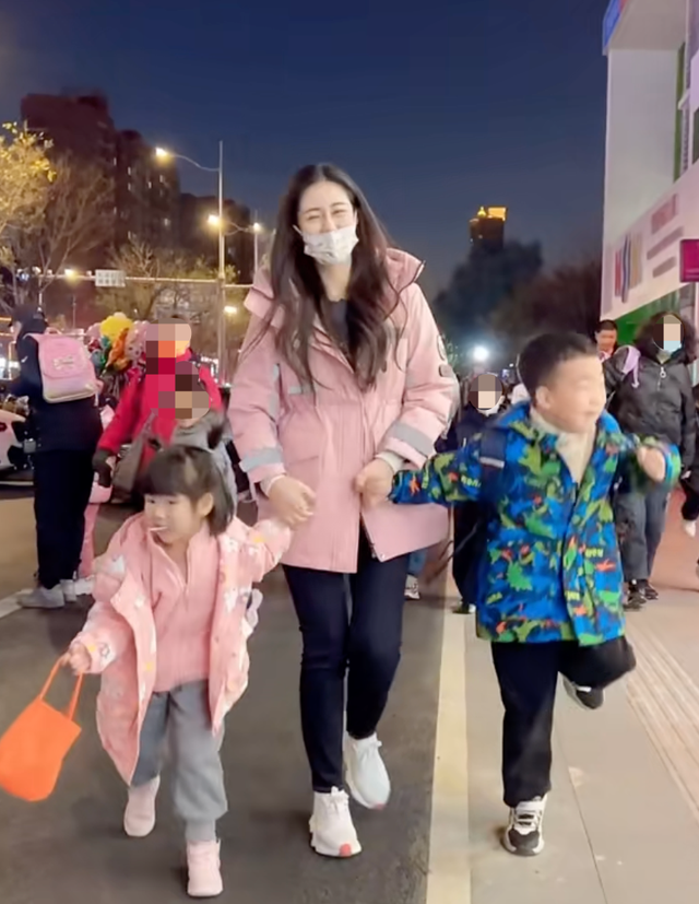 毕畅|“王小蒙”毕畅开豪车接娃放学!一个手镯超8万元,儿子五官像爸