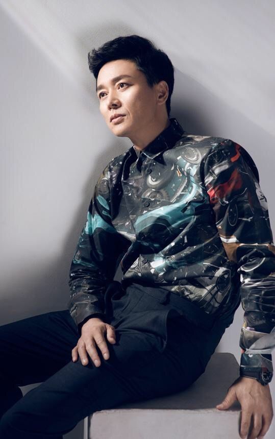 发型 男人到了中年别乱剪头发，这3种“发型”记得避开，油腻又掉气质