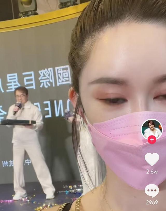 成龙|成龙在杭州购置豪宅,私人飞机接机排场大,网红偷偷与其合影留念