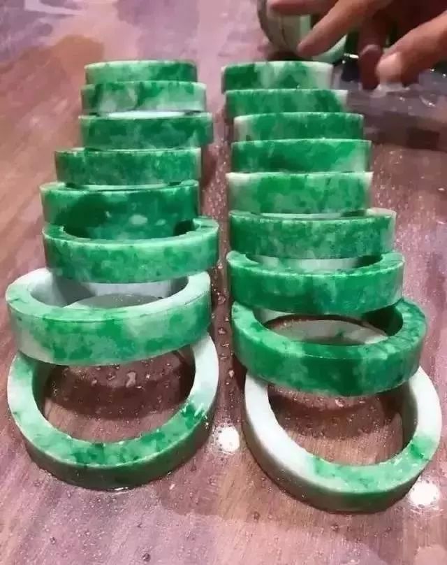 翡翠|被人看走眼的木那杨梅皮，开窗后冰阳绿，一刀下去惊现“一条龙”！