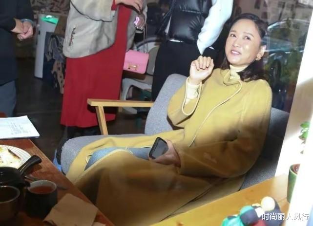 陈乔恩|陈乔恩变阔太参加男友画展！罕见装扮一回，烫卷发优雅到骨子里