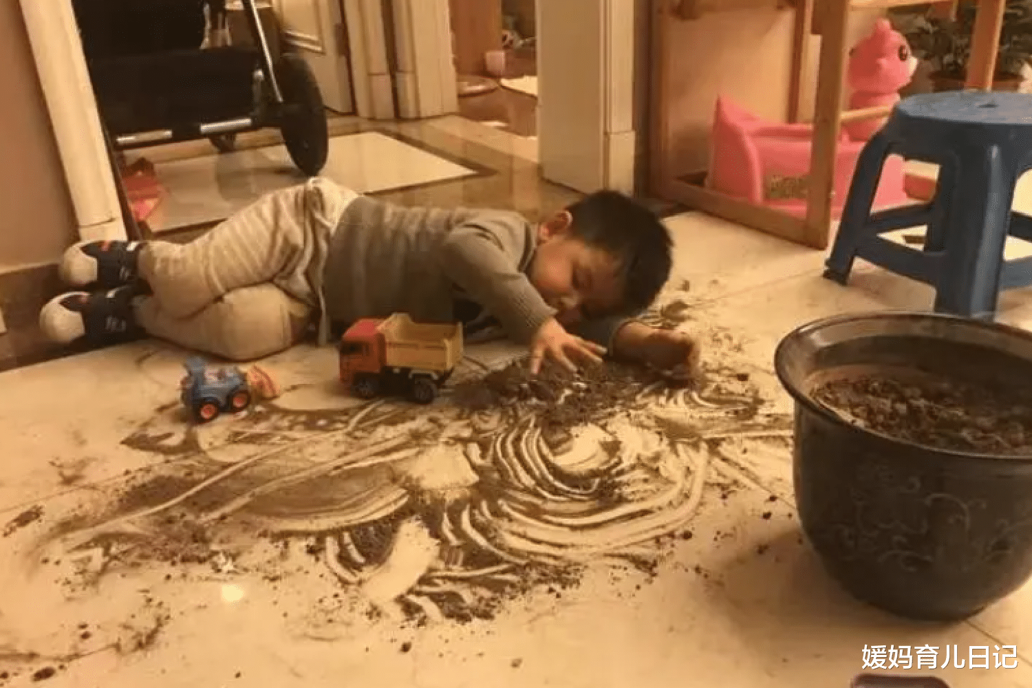 孩子为啥那么喜欢折腾沙发?对空间的敏感性,会存在很长时间