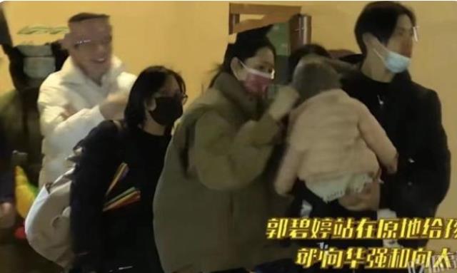 郭碧婷|郭碧婷一家三口被偶遇,抱娃姿势引争议,网友:不愧是豪门