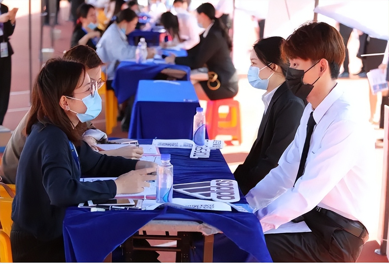 保安|宁做别墅区保安，也不在设计院996，女大学生被网友质疑“摆烂”