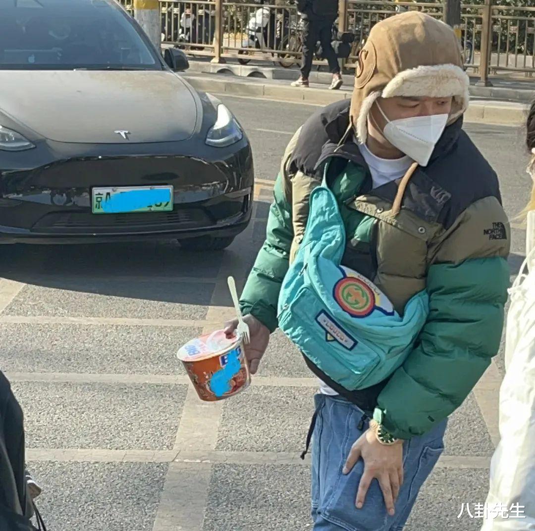 春晚|春晚第四次联排空降多位大咖，沈腾竟缺席，杨紫坐200万豪车现身