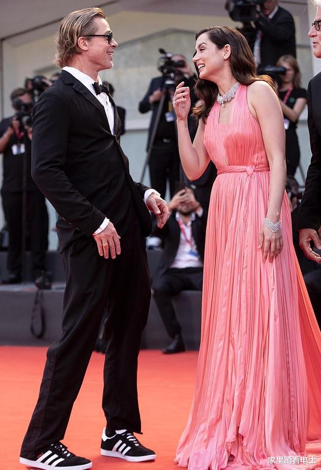 玛丽莲·梦露|“邦女郎”化身梦露,与布拉德皮特红毯热聊,相差24岁举止亲密