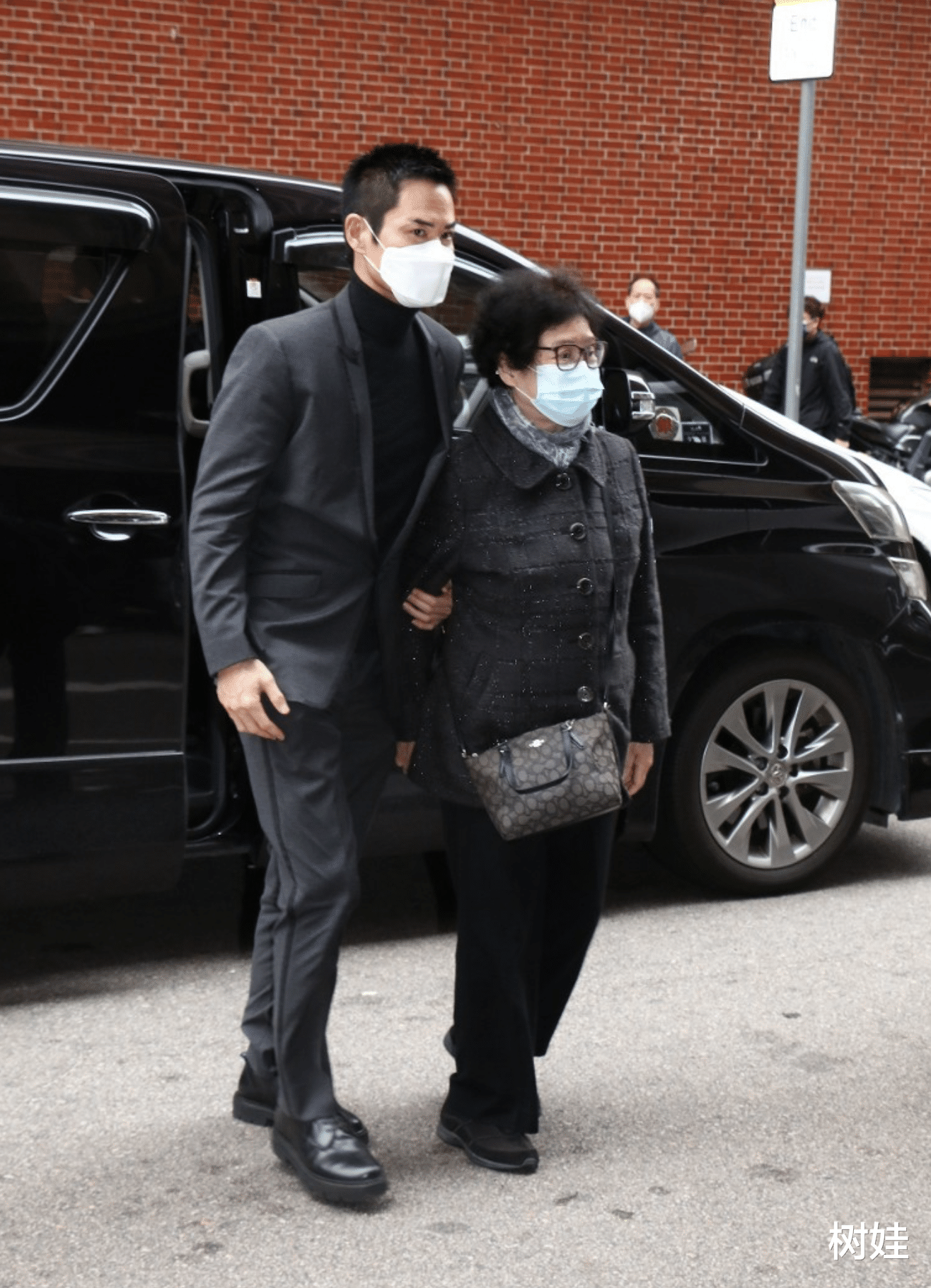 郑嘉颖|王贤志为母亲办告别仪式，与丈夫联名送心形花圈，郑嘉颖到场送别