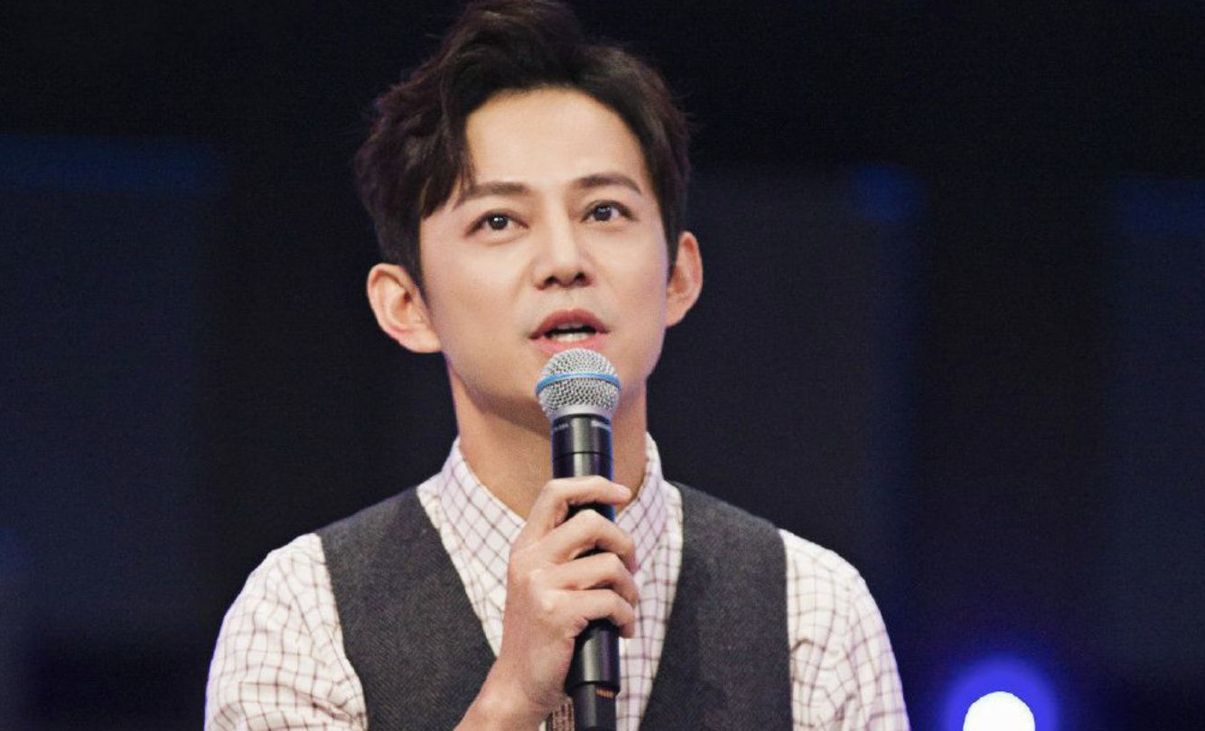 何炅|当街和神秘男子牵手？惹人民日报下场点评！何炅如何走向自我毁灭