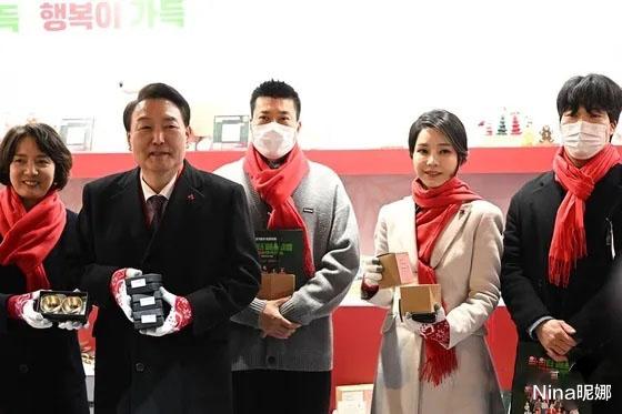 项链 韩国第一夫人过洋节！穿白色大衣扎粗马尾辫变萌妹，形象突破大变样