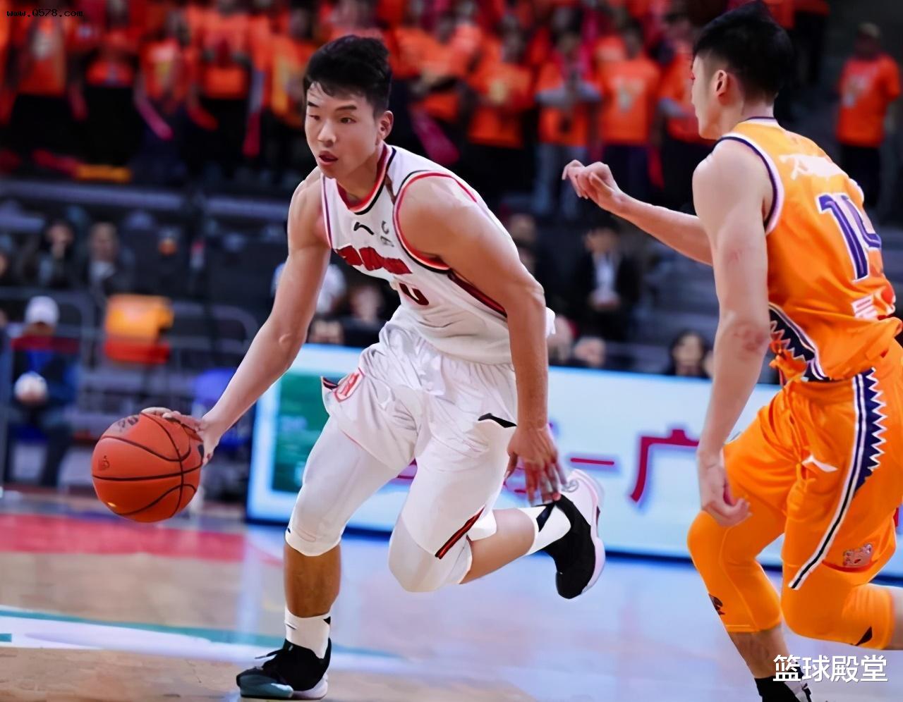 官宣|官宣?刘权标女友出炉!身材纤细迷人,大四学生,两人搂着拥抱