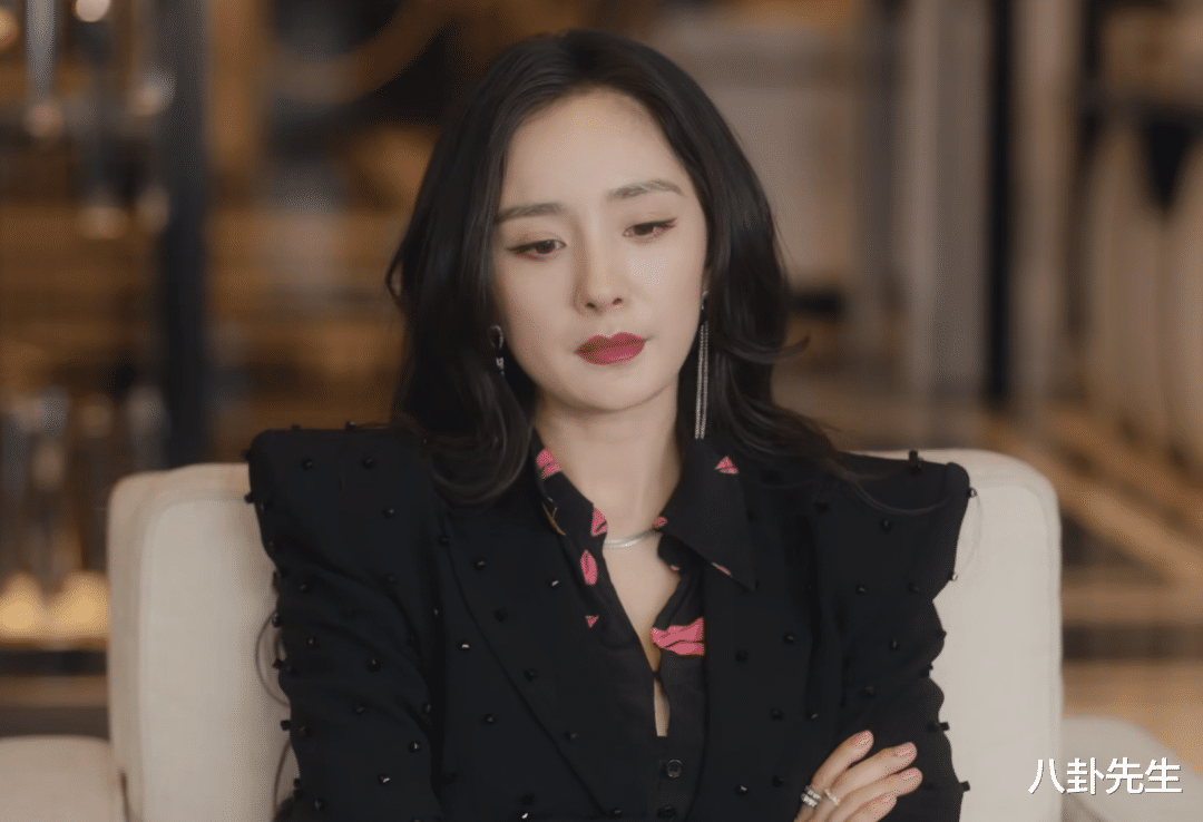 杨幂 杨幂在新剧里演律师，红唇卷发不停换装，心思都花在造型上了？