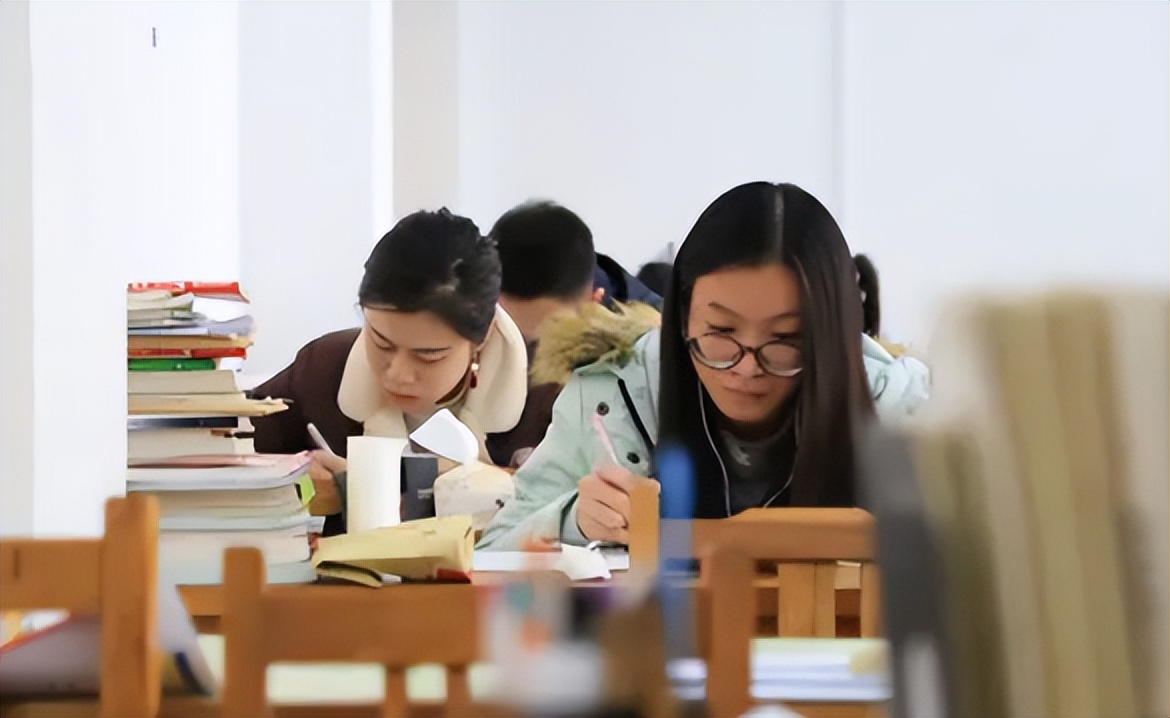 副区长“陈枢”火了，履历丰富令人佩服，毕业院校却很一般