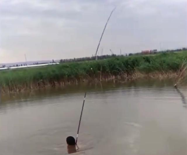 |不要命的垂钓人!直接下到水中遛大鱼,结局出乎大家的意料