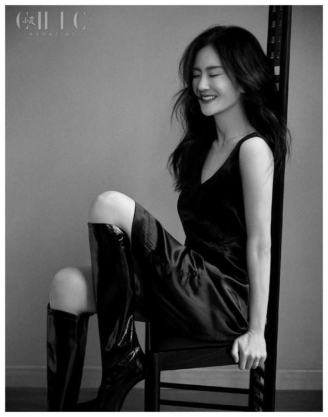 谢娜|谢娜暖冬故事感封面大片，温暖治愈，深V露背长裙性感又妩媚