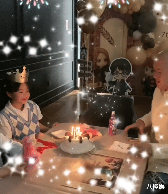 包贝尔|包贝尔夫妇为女儿庆生，7岁饺子打扮隆重，与宾客轮流合照星范足