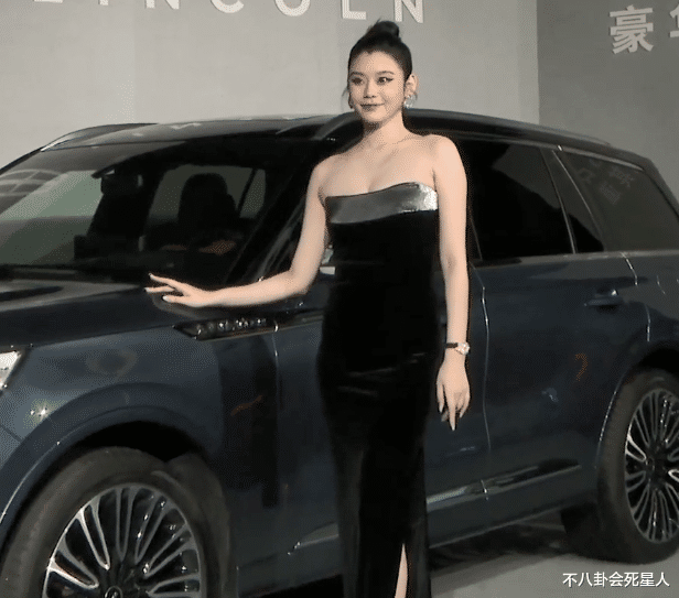 金·卡戴珊|骨折、露屁股、挤出赘肉！7位女星硬挤小一号礼裙，看得我好尴尬