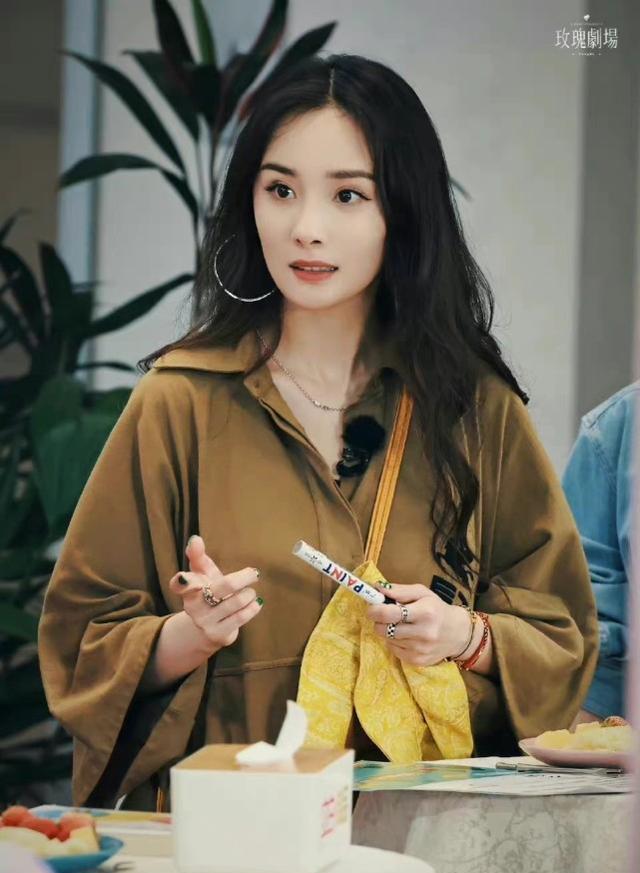 |《花少》录制，杨幂小黄帽造型十分有活力，和刘敏涛贴贴关系好