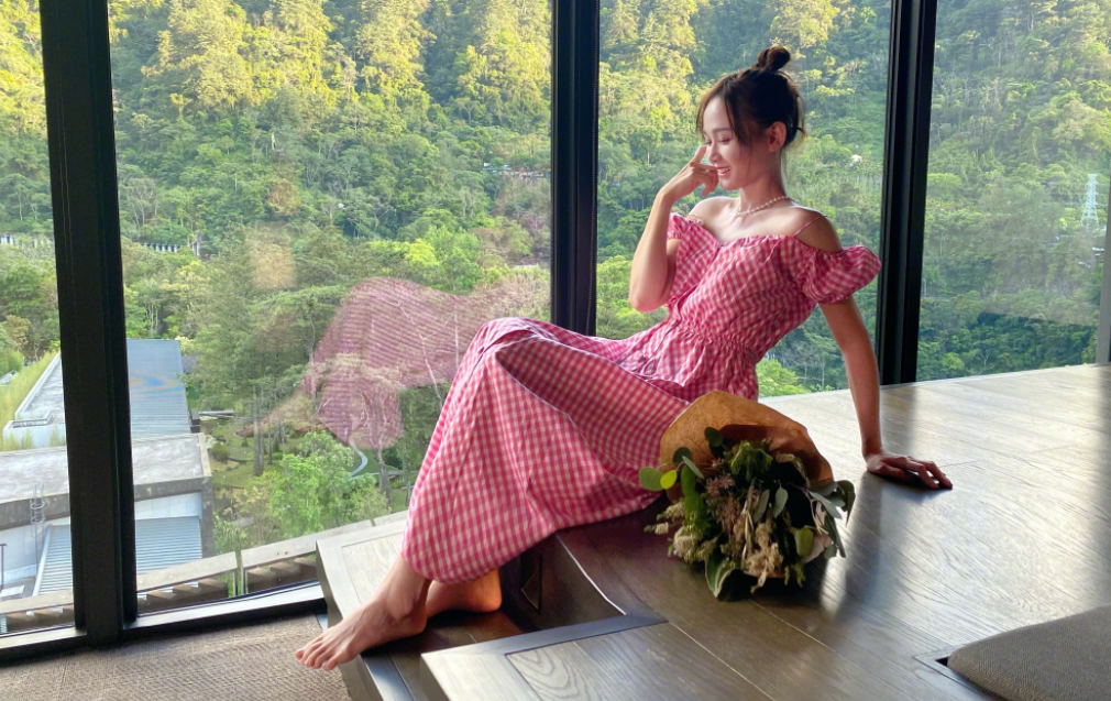 陈法蓉|陈乔恩晒老公视角照，43岁扎丸子头穿格子粉裙，少女感直接拉满