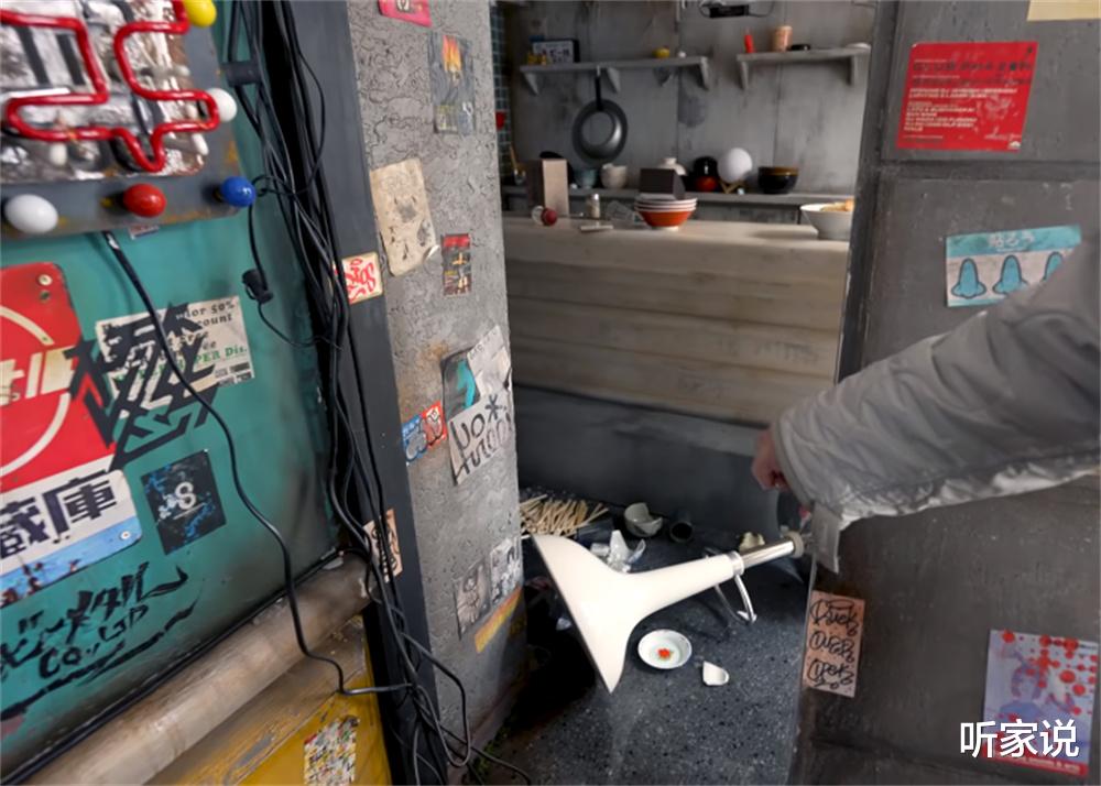 他在日本7.4级地震后,清理小公寓,锅碗瓢盆碎了一地,一片狼藉