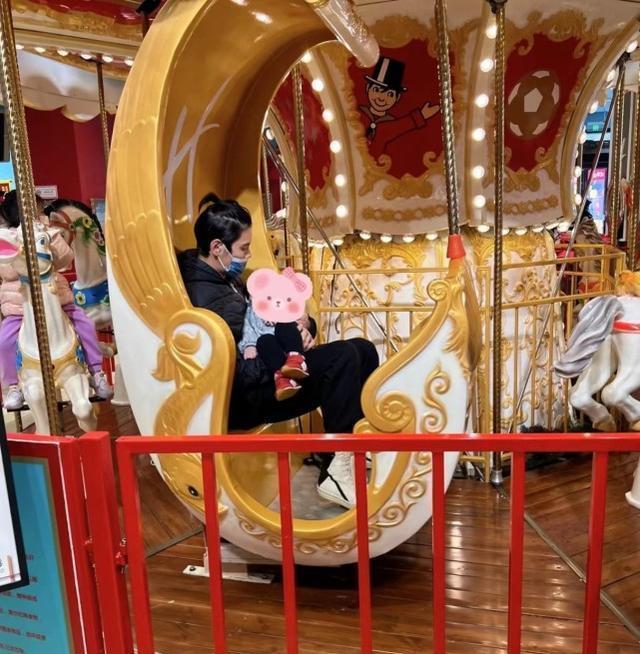 向佐|网友偶遇向佐郭碧婷，晒出的画面打脸爆料狗仔，女方望夫眼超真实