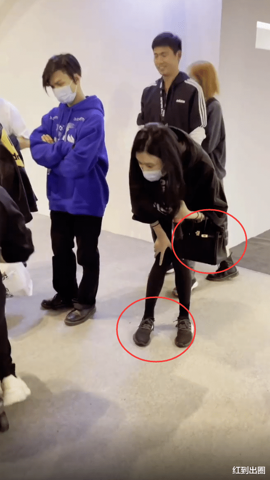 蒋欣|奚梦瑶生完2胎后恢复迅猛,逛街被拍双腿纤细,背名牌包出手阔气