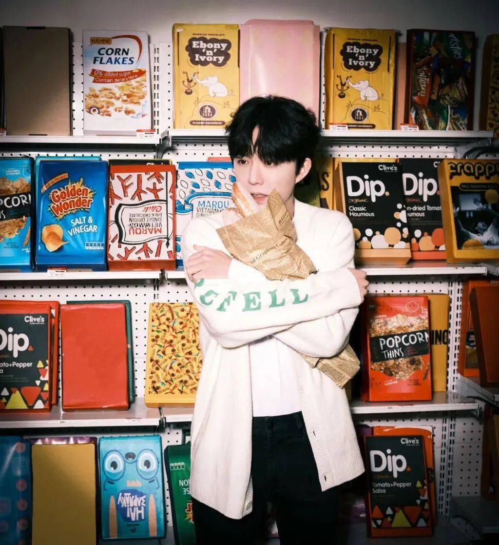 李云迪|李云迪正式复出!嫖娼被抓后人间蒸发欠债百万,曾当街小便婚内出轨多位美女!