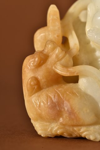 |清代 和田玉罗汉戏狮摆件