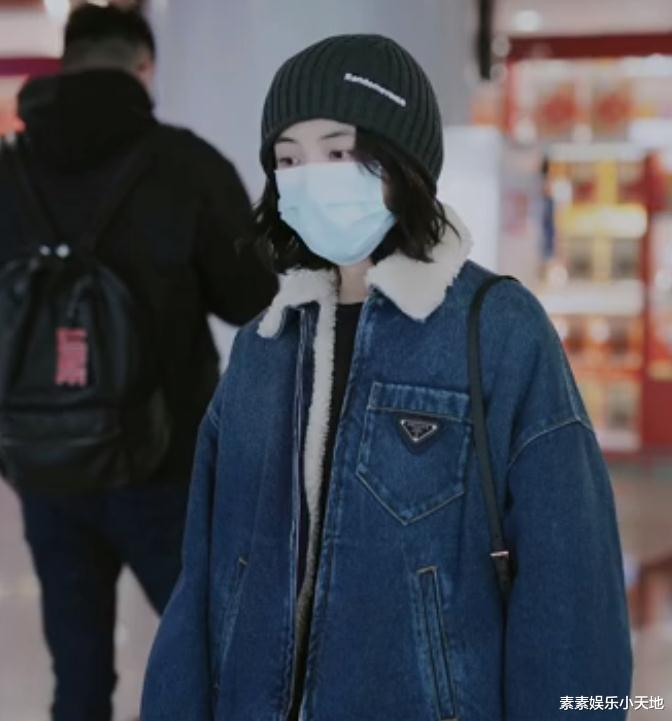 暗黑|张子枫露面眼神充满惊恐， 连手机壳也换掉了，整个人状态不太好