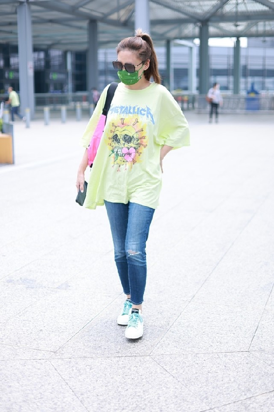 穿衣搭配|别看应采儿的性格大大咧咧,穿搭也挺随性的,简单自然又很减龄