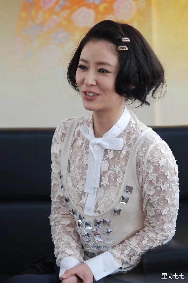 蕾丝 林心如罕见剪超短发,娃娃脸更加丰盈变甜妹,穿蕾丝衬衫却很性感