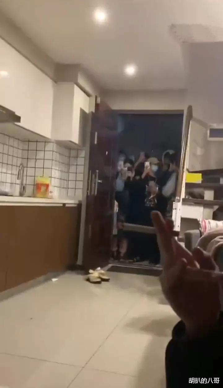 有两个女友的男子小区内撩拨女业主引起公愤,女友发现自己是小丑