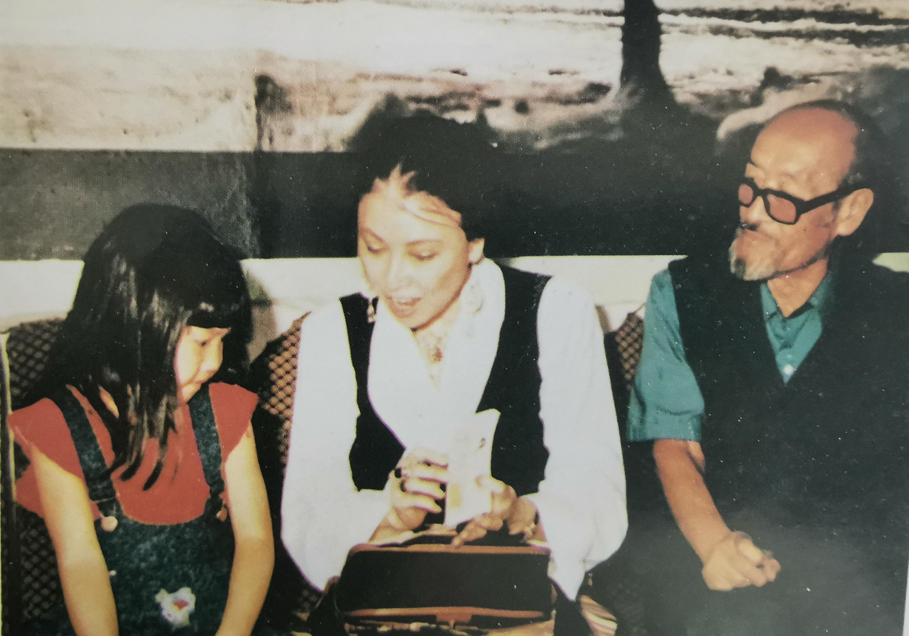 王洛宾|三毛病中不宜多吃,王洛宾只盛半碗饭,三毛怒斥:你想饿死我吗