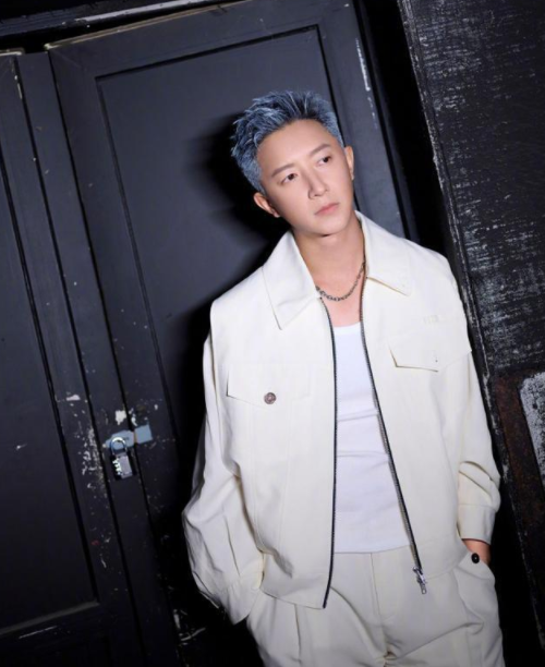 韩庚|又一女儿奴诞生,38岁喜得爱女,被老婆吻脸逗娃,一家三口幸福浪漫