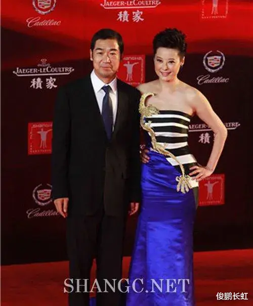 袁立|张国立袁立高调牵手走红毯。袁立一袭拼接抹胸连衣裙展现“花瓶”好身材