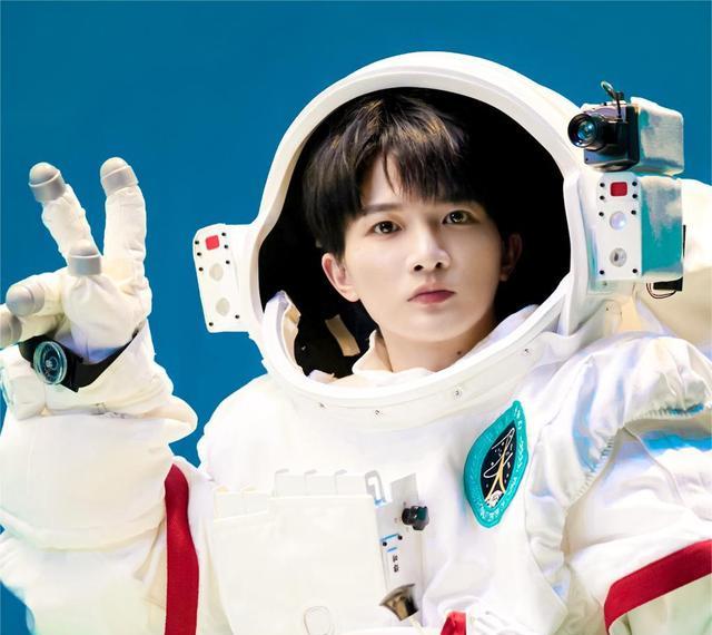 周深|周深,央视秋晚现场即将到来,还记得去年秋晚现场吗?