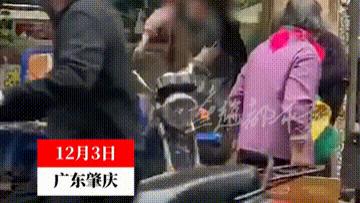 广东肇庆，一名驼背老人自己种点蔬菜，挑到街上去卖点钱