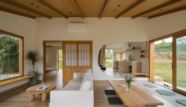 老家盖栋2层别墅，屋内装修不奢华但温馨，屋外鸟语花香，好羡慕