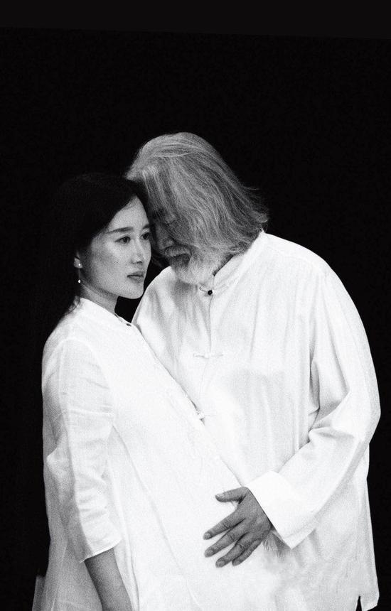 张纪中|张纪中发声明，否认妻子转移3亿房产到岳母名下，晒全家福秀幸福