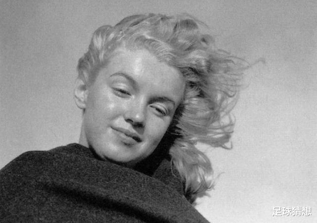 发型 1954年，梦露不惧严寒穿紫色吊带裙在韩国劳军，10万美军为她痴狂