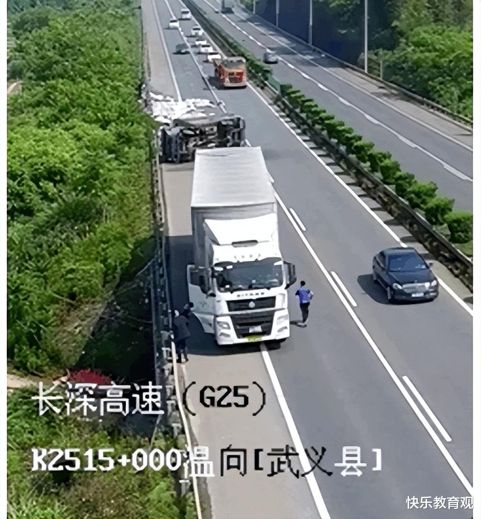 货车意外翻车 3名司机飞奔向同一个地方 救援过程只有10余分钟