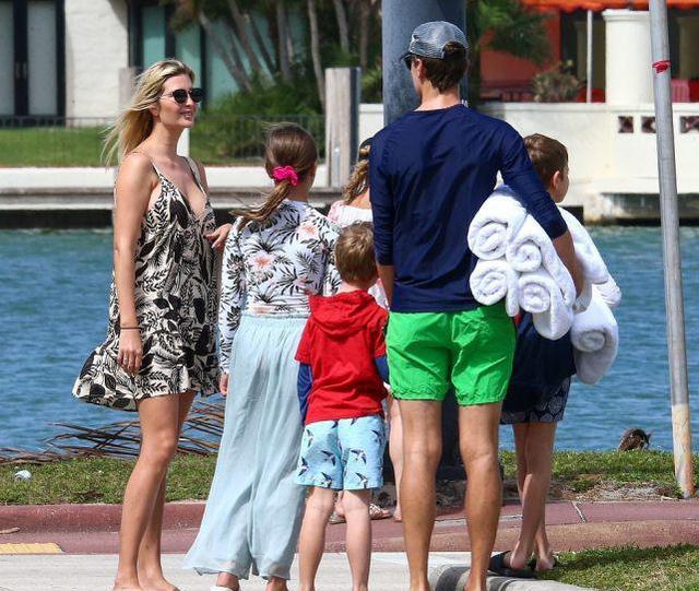 伊万卡|40岁伊万卡家庭度假也惊艳，身姿挺拔活力足，和10岁女儿像姐妹