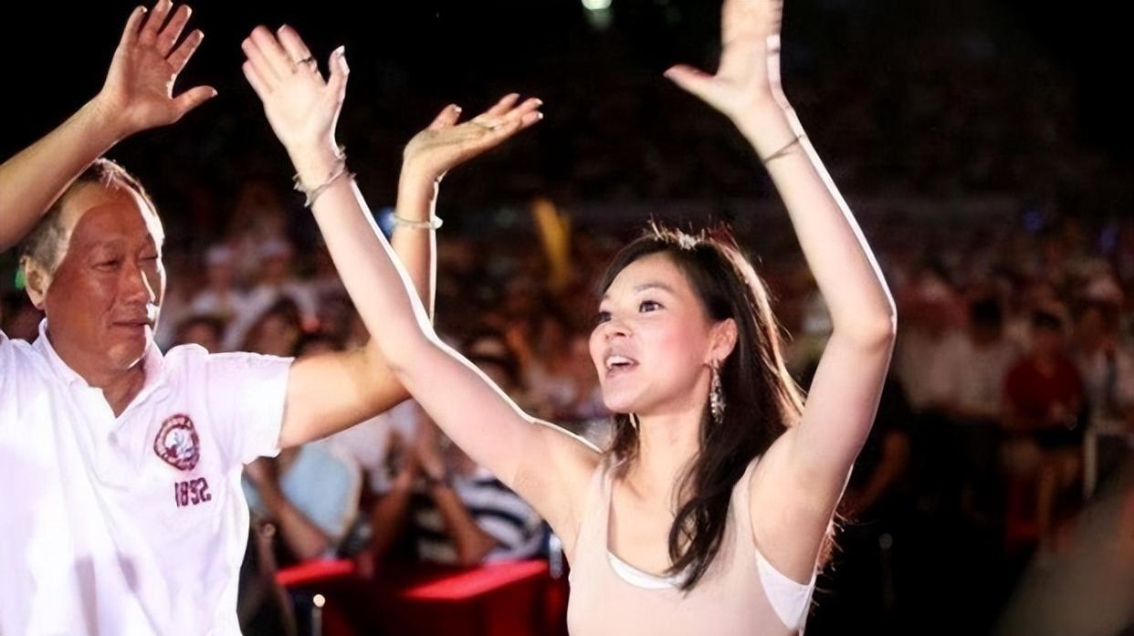 曾馨莹|曾馨莹：400亿阔太，结婚14年生3胎，还想为70岁的郭台铭拼4胎